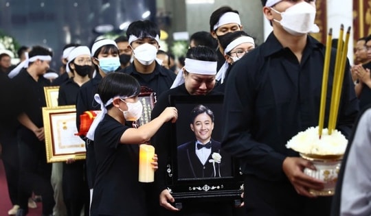 Xúc động hình ảnh vợ diễn viên Quý Bình kìm nước mắt ôm di ảnh của chồng trong tang lễ
