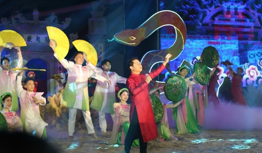 Nghi thức múa 'Rắn lột' gây ấn tượng trong chương trình nghệ thuật đặc biệt