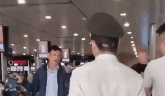 Người đàn ông say rượu, hành hung nhân viên an ninh hàng không