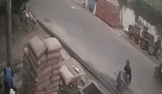 Ngồi làm việc dưới lòng đường, người đàn ông bị xe máy chạy ngược chiều tông trúng