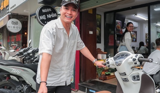 Sau hình ảnh tất bật livestream bán ô tô, Hồng Đăng được bắt gặp dắt xe cho khách, phụ vợ bê bún ở quán bún nổi tiếng tại Hà Nội