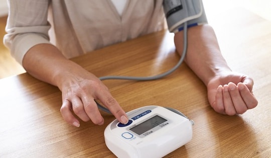 Ngủ dậy thấy dấu hiệu này cần kiểm tra huyết áp ngay, đây là cách đo huyết áp cho kết quả chính xác nhất