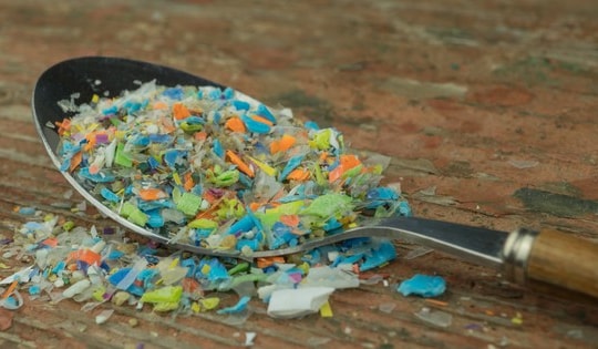 Một thói quen khiến đồ ăn nhiễm hàng triệu hạt vi nhựa trong 3 phút: Nhiều người làm thường xuyên