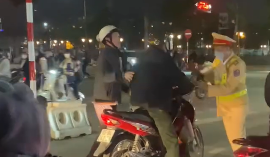 Gã đàn ông bất ngờ đấm vào mặt chiến sĩ công an khi bị 
yêu cầu kiểm tra nồng độ cồn