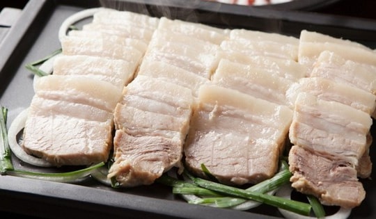 7 mẹo luộc thịt trắng đẹp, không bị khô bở, giữ vị ngọt tự nhiên