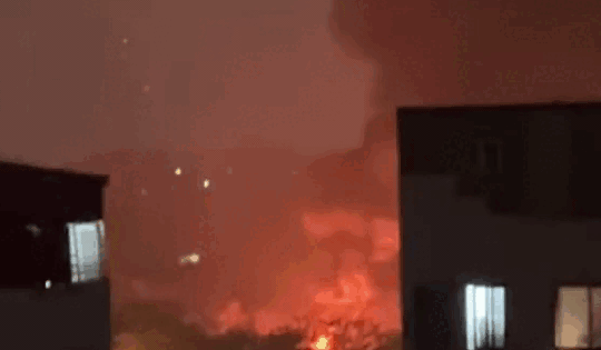 Hà Nội: Bãi phế liệu bốc cháy ngùn ngụt kèm nhiều tiếng nổ lúc rạng sáng