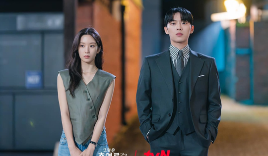 Không chỉ hợp làm nữ thần gợi cảm, Moon Ga Young hóa hot girl công sở trông cũng hay ho