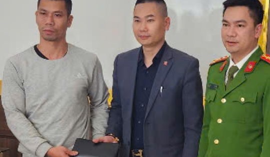 Trả lại 8 triệu đồng, thẻ ngân hàng cùng nhiều giấy tờ tùy thân cho hành khách bỏ quên trên ô tô