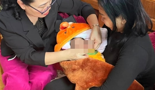 Người phụ nữ phát hiện trẻ sơ sinh gần chỗ đổ rác