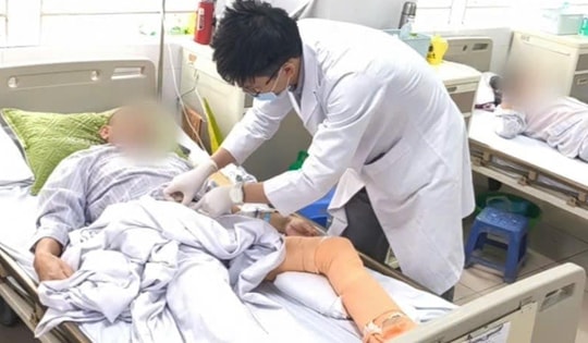 Người đàn ông 41 tuổi ở Thanh Hóa hoại tử nặng do sai lầm khi điều trị vết thương ở chân