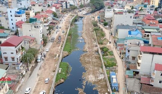 Chủ tịch Hà Nội yêu cầu kiểm tra, xử lý tình trạng ô nhiễm, ngập rác thải tại kênh dẫn La Khê