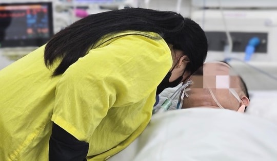 Nghẹn ngào lời tiễn biệt chồng, cha trong phòng mổ của 4 mẹ con ở Hà Nội