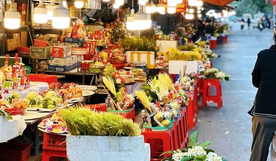 Thời tiết mưa phùn khó chịu, người dân vẫn nô nức đi Phủ Tây Hồ cầu may