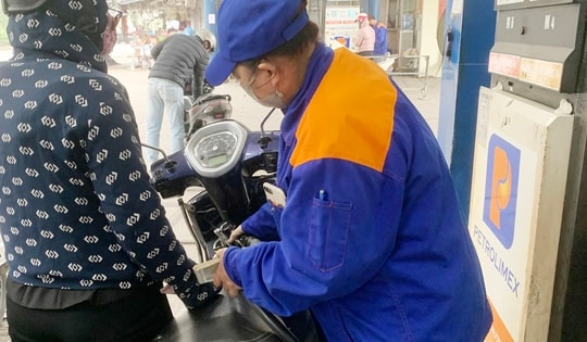 Giá xăng dầu đồng loạt giảm, RON95 còn 19.649đ/lít