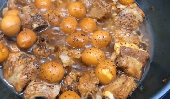 Hai cách làm món sườn non kho trứng cút siêu ngon và mềm thơm