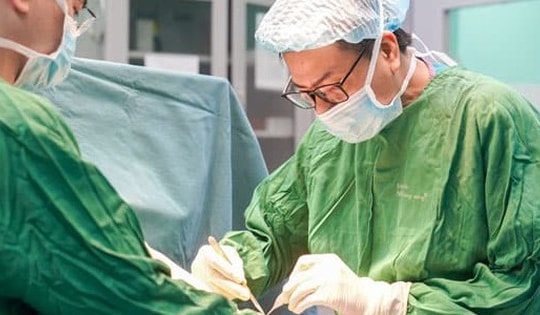 Vô tình chạm vào cảm ứng của máy dập nắp cốc, trẻ 5 tuổi ở Hà Nội bị đứt rời 3 ngón tay