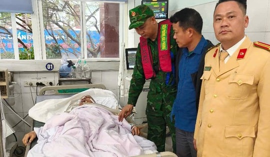 Công an đường thủy cứu sống người đàn ông gặp nạn giữa dòng nước chảy xiết