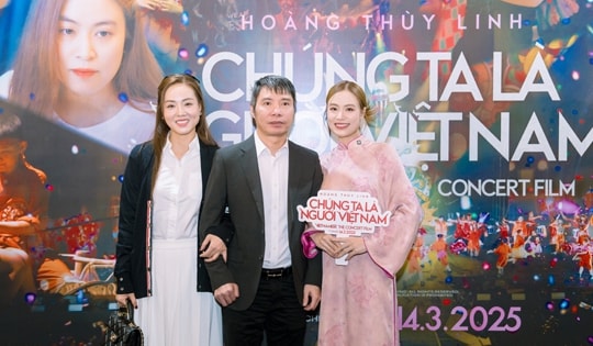Vợ chồng NSND Công Lý, nghệ sĩ Vân Dung mừng Hoàng Thùy Linh ra mắt 'Chúng ta là người Việt Nam'