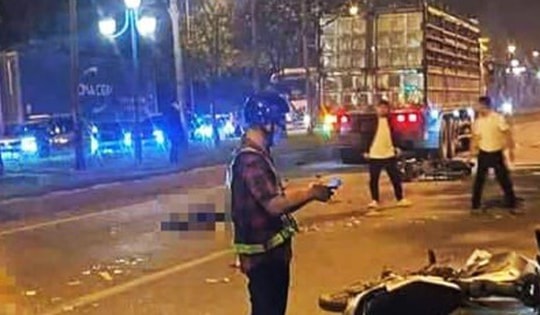 Ô tô tải va chạm với xe máy ở Hà Nội, 2 người tử vong