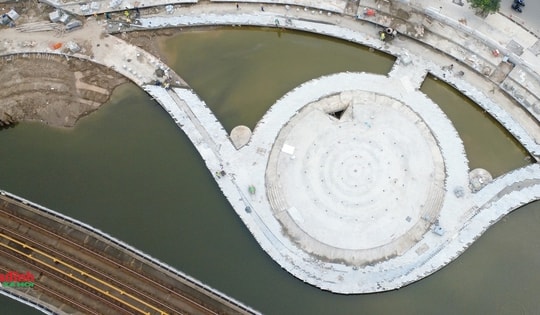 Ngắm sân khấu nổi tại hồ Hoàng Cầu dần thành hình sau 8 tháng thi công