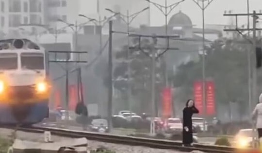 Cơ quan chức năng vào cuộc vụ 2 phụ nữ thản nhiên 'tạo dáng' trên đường ray mặc đoàn tàu đang đến gần