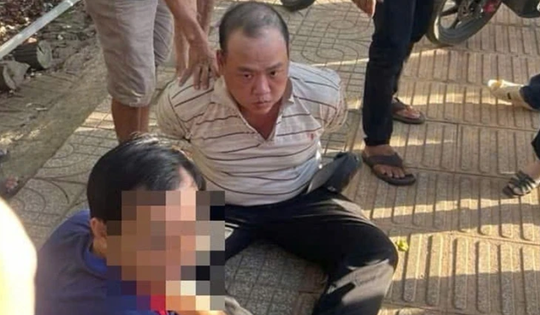 Video bà chủ tiệm vàng lao ra chặn đầu xe tên cướp