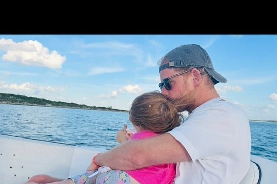 Meghan khoe ảnh đáng yêu của Công chúa Lilibet cùng Harry, tiết lộ cô bé thừa hưởng tính cách của mẹ