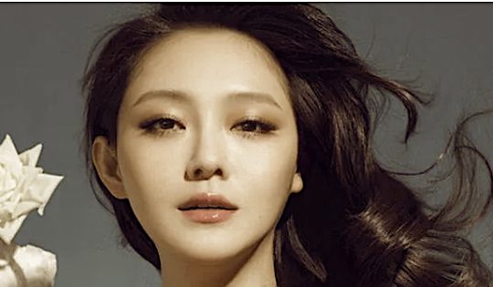 Lễ an táng vắng lặng dưới cơn mưa tầm tã của Từ Hy Viên