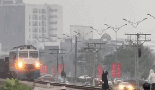 Vụ 2 cô gái 'nhún nhảy' trên đường ray, sẽ xử lý nghiêm để răn đe