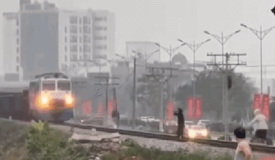 Đường sắt VN nói về việc xử lý 2 phụ nữ thả dáng khiến tàu hỏa phanh gấp