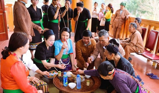 Bí ẩn lễ đón năm mới bằng tiếng sấm của dân tộc ít người nhất Việt Nam