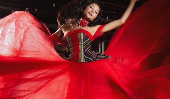 H'Hen Niê 'hô biến' nhà sàn thành studio độc đáo