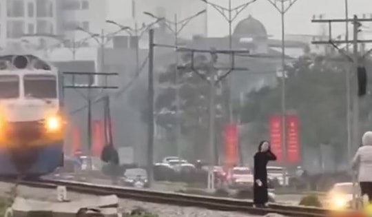 Lái tàu kể lại khoảnh khắc hãm phanh dừng tàu trước 2 phụ nữ thản nhiên 'thả dáng' trên đường ray