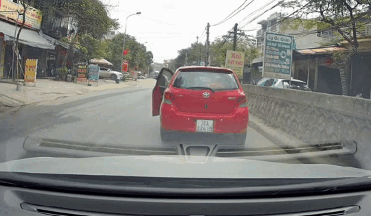 Xe ô tô đang đi bỗng nhiên dừng lại, hành động sau đó của nữ tài xế khiến nhiều người bất ngờ