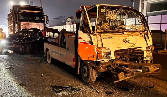 Hà Nội: Tai nạn liên hoàn trên đường Vành đai 3 lúc rạng sáng, xe cứu hộ cũng 'không thoát'