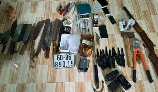 Phát hiện 2 đối tượng nghi vấn, công an truy xét thu giữ ma túy, dao, súng bắn đạn bi