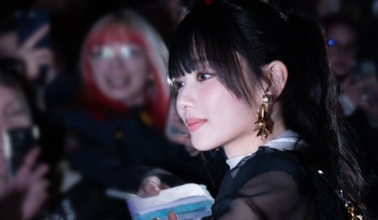 "Em gái quốc dân" Kim Soo Hyun muốn đóng cặp cùng ngày càng đẹp, dự fashion week còn lột xác bất ngờ