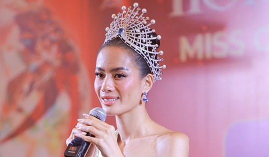 Sau đăng quang Miss Global, Như Vân khóc nức nở khi về nước