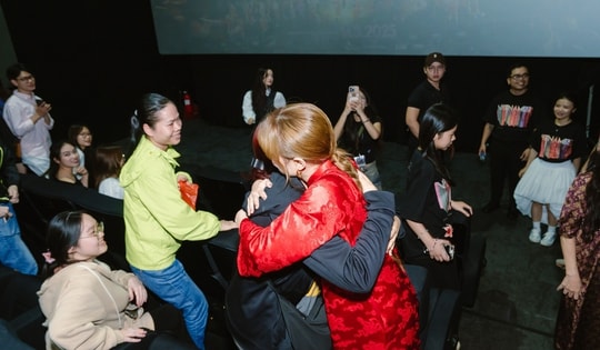 Hoàng Thùy Linh hạnh phúc trong vòng tay khán giả