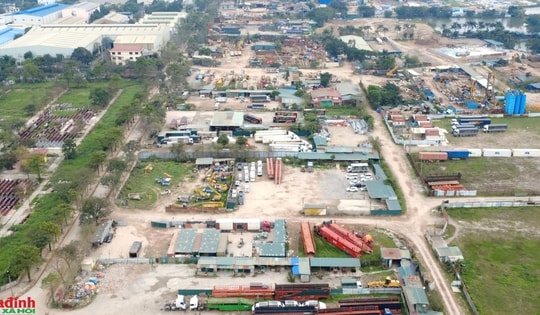 Loạt kho bãi, nhà xưởng mọc lên 'như nấm' trên khu đất dự án ga Ngọc Hồi