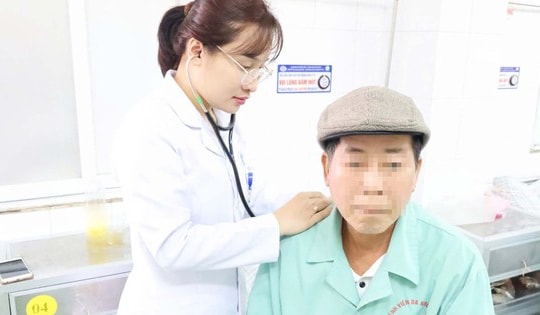 Người đàn ông 63 tuổi nhập viện vì men gan tăng cao do lạm dụng uống nước lá vối và xạ đen liên tục để giải độc