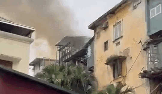 Hà Nội: Cháy lớn tại khu tập thể cũ trên phố Vọng Đức, quận Hoàn Kiếm