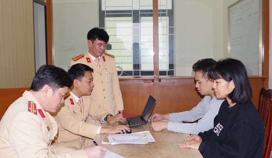 Khởi tố vụ án vợ mua GPLX giả trên mạng cho chồng sử dụng