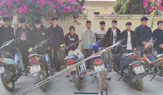 Lập hồ sơ xử lý 12 thanh thiếu niên mang theo hung khí ‘diễu phố’