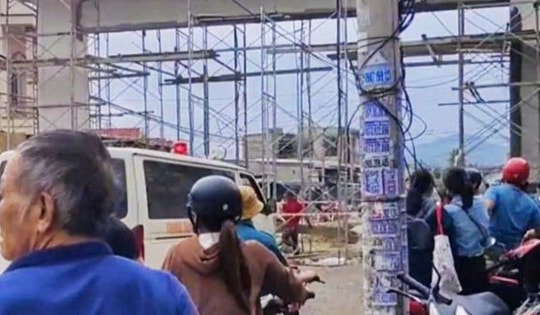 Sập giàn giáo công trình cổng chào thôn, 5 người bị thương