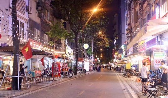 Phố ẩm thực Nguyễn Văn Tuyết vắng khách sau 2 tháng đi vào hoạt động