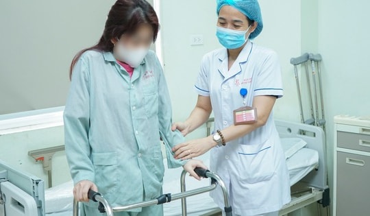 Ca phẫu thuật 5 tiếng đồng hồ cho cô gái trẻ mắc bệnh 'xương hóa đá'