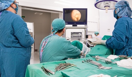 Người đàn ông không thể tiểu tiện vì bị u tiền liệt tuyến, nam giới sau 50 tuổi có dấu hiệu này cần cảnh giác