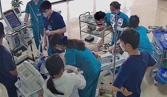 4 phút đẩy băng ca chạy trên đường, ép tim cấp cứu thanh niên bị điện giật ngưng thở