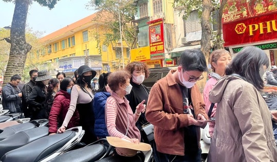 Hà Nội: Người dân xếp hàng dài để mua được 1 chỉ vàng